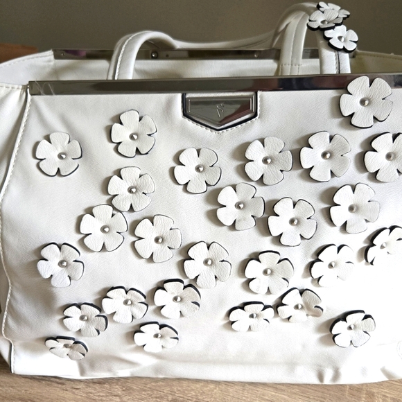 Vera Wang (Simply Vera) White Baymar Tote - Picture 1 of 6